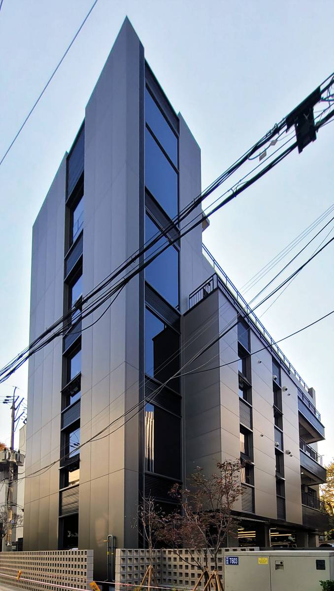 성곤무역 사옥 — 복합패널 ANOZINC I 적용 사례